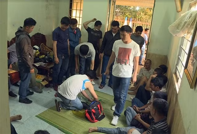 Các đối tượng đánh bạc bị lực lượng Cảnh sát hình sự Công an TP Buôn Ma Thuột bắt quả tang.