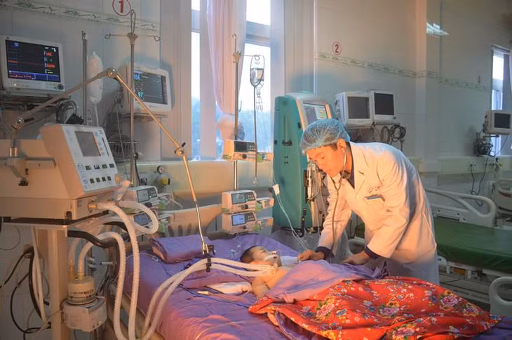 khoa Hồi sức cấp cứu, bệnh viện Sản Nhi Quảng Ninh đang khám theo dõi sức khỏe bệnh nhi nhiễm trùng máu