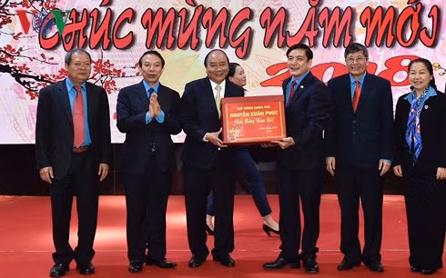 Thủ tướng Nguyễn Xuân Phúc trao quà chúc mừng năm mới cho đại diện Tổng Liên đoàn Lao Động Việt Nam.