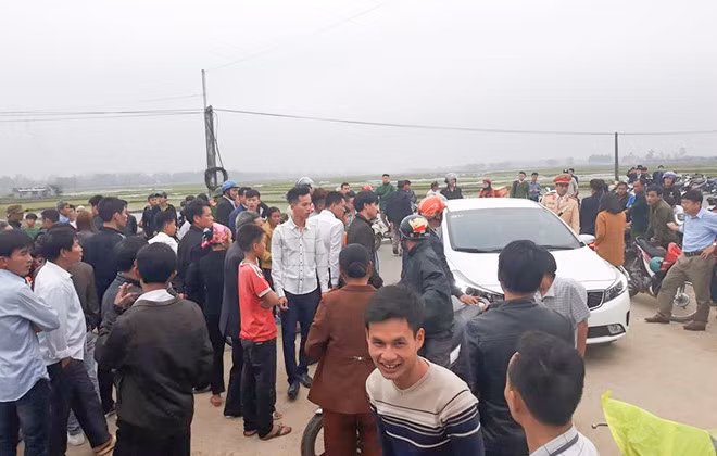 Hàng trăm người vây kín khi nhà chức trách dựng lại hiện trường. Ảnh: Hoàng Dương.