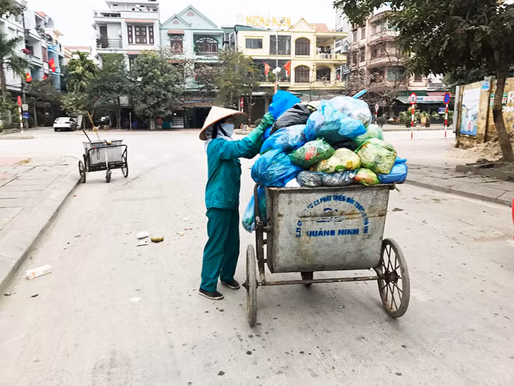Chỉ một đoạn đường ngắn xe gom rác của chị Hà đã đầy ắp có ngọn.