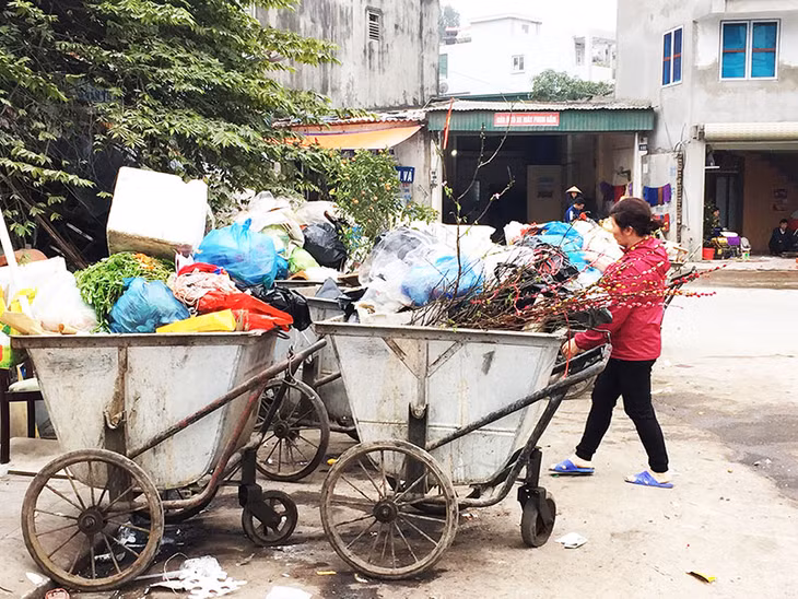 Dịp Tết lượng rác thải tăng nhanh, người lao công cũng vất vả hơn để thu dọn.