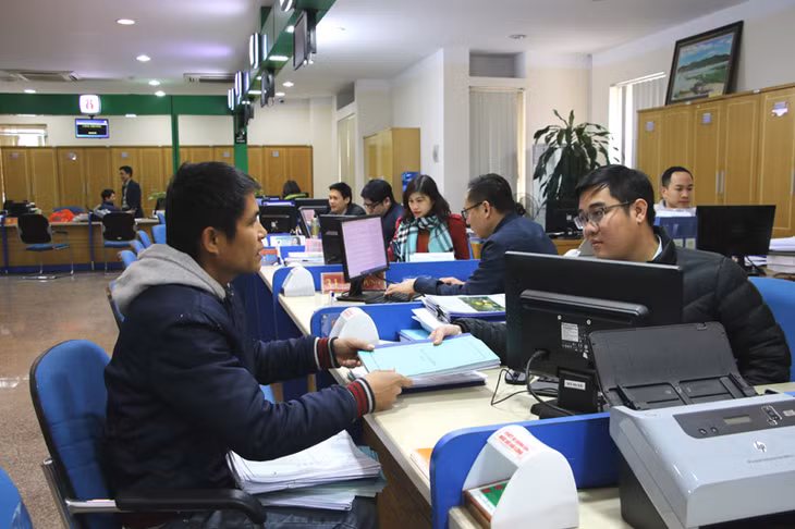 Cán bộ, công chức Trung tâm Hành chính công tỉnh hướng dẫn công dân giải quyết thủ tục hành chính.