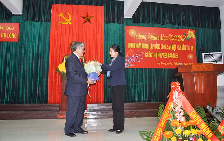 Đồng chí Đỗ Thị Hoàng, Phó Bí thư Thường trực Tỉnh uỷ, tặng hoa chúc mừng câu lạc bộ