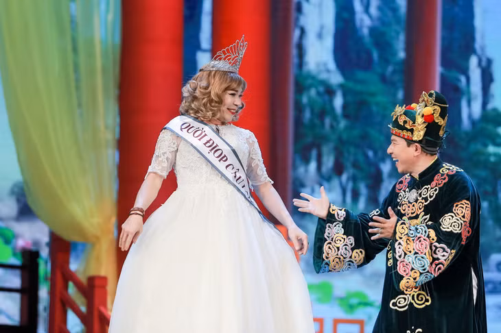 Bắc Đẩu mặc váy, đeo vương miện trong Táo Quân 2018. Ảnh: Chí Thanh