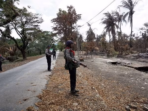 Cảnh sát gác tại thị trấn Maungdaw, bang Rakhine, Myanmar ngày 31/8/2017. (Nguồn: AFP/TTXVN)