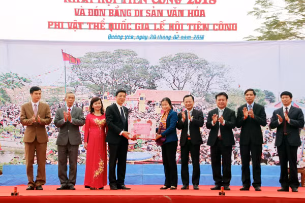 Đồng chí Đỗ Thị Hoàng, Phó Bí thư Thường trực Tỉnh uỷ, cùng các đại biểu trao quà cho lãnh đạo TX Quảng Yên tại buổi lễ.