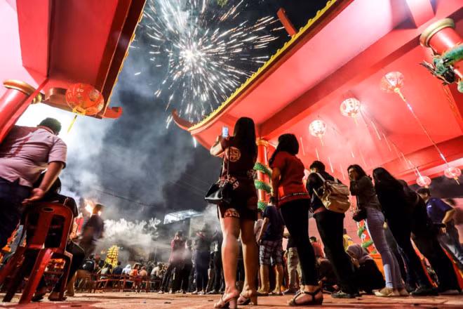 Pháo hoa rộn ràng trên bầu trời trong đêm giao thừa tại một ngôi chùa ở Indonesia ngày 16/2/2018.