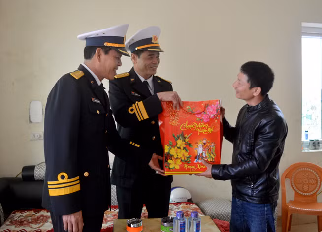 Đoàn công tác Bộ Tư lệnh vùng 1 Hải quân tặng quà Tết cho người dân tại đảo Trần, huyện Cô Tô. 