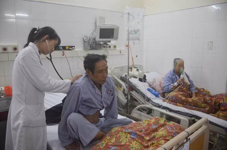 Bác sỹ khoa Tim mạch, Bệnh viện Đa khoa tỉnh đang khám cho người bệnh