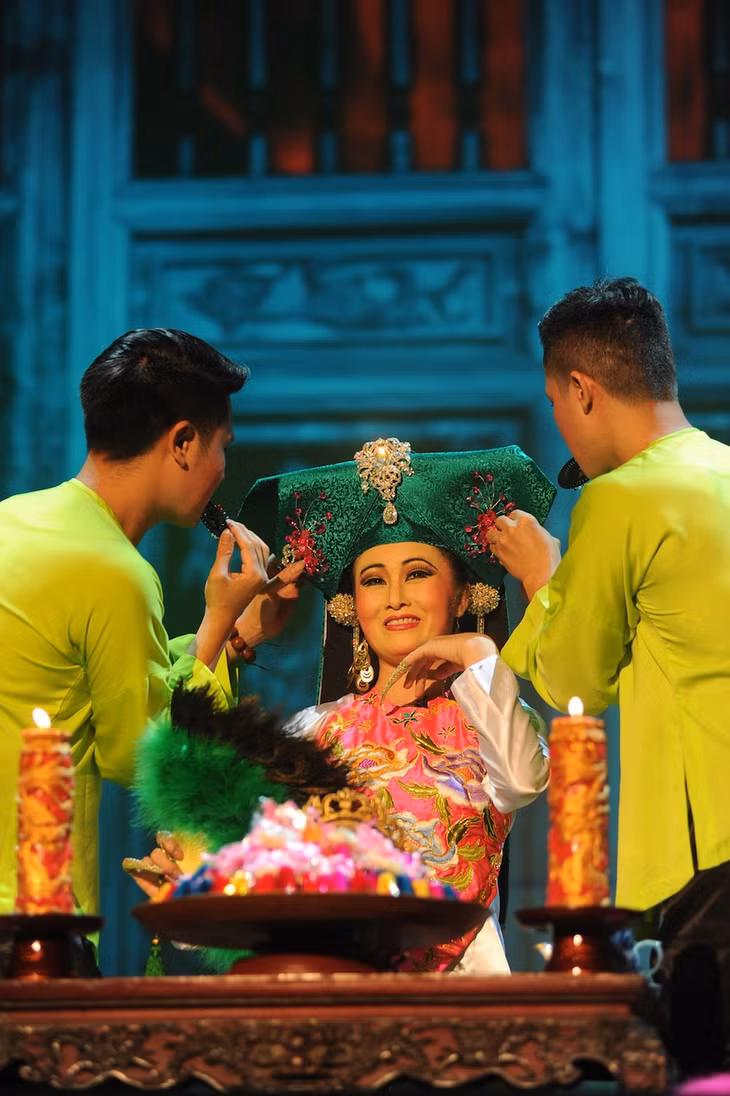 Hoạt động hầu đồng luôn gây tranh cãi bởi những lãng phí không đáng có. Ảnh: T.L.