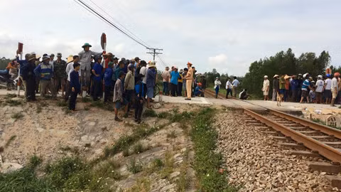 Do không có gác chắn nên đoạn giao nhau giữa đường sắt và đường ngang dân sinh không có gác chắn thuộc địa bàn xã Tịnh Thọ, đã từng xảy ra nhiều vụ tai nạn. Ảnh: Hiển Cừ