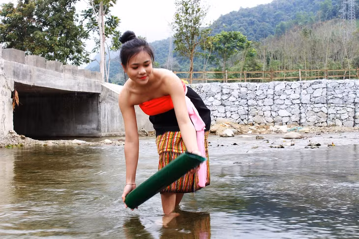 Lấy nước cho gia đình là những công việc thường ngày của những thiếu nữ nơi đây.
