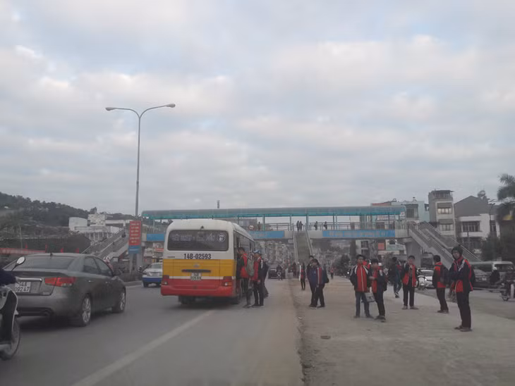 Học sinh trường THPT Hòn Gai đón xe buýt về nhà sau giờ tan trường được xem là một trong những giải pháp an toàn được nhà trường khuyến khích 