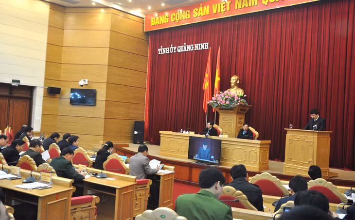 Lãnh đạo Thành ủy Móng Cái báo cáo kết quả thực hiện các nghị quyết, kết luận của Tỉnh ủy tại buổi làm việc.