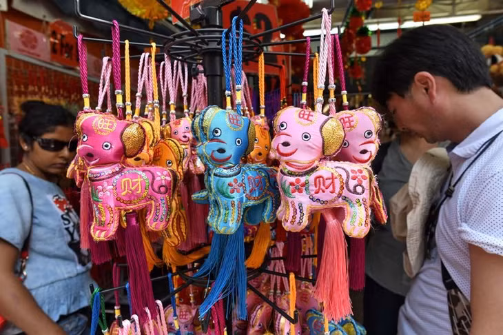 Qùa lưu niệm mang hình những chú chó, biểu tượng cho năm Mậu Tuất ở một khu chợ người Hoa tại Songapore.