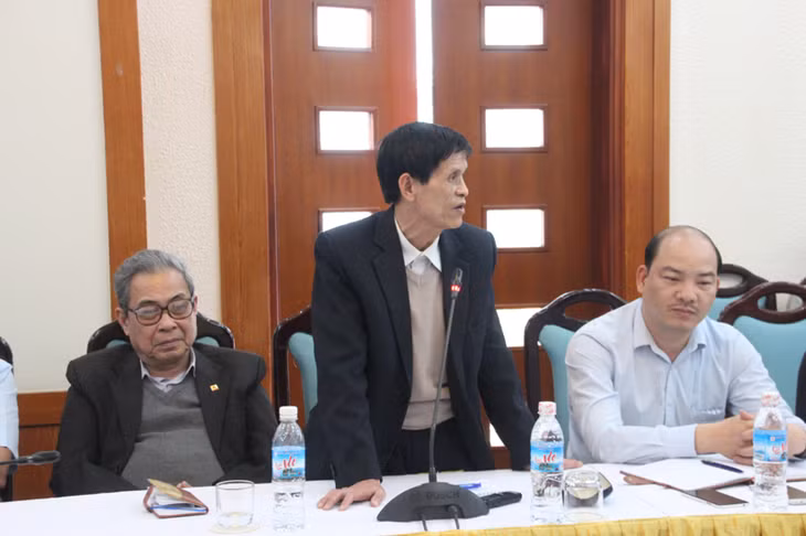 Đại diện cơ quan báo chí dự họp đặt câu hỏi.