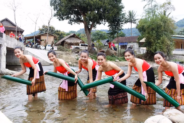 Các thiếu nữ cùng nhau tạo dáng dưới dòng suối trong ngày đầu xuân. Anh Võ Đình Tuân, cán bộ Trung tâm văn hóa huyện Tương Dương cho biết, đây là những hình ảnh tái hiện lại hoạt động trong đời sống sinh hoạt hàng ngày, nhằm mang đến cho người xem những hình ảnh mới mẻ, tràn đầy sức sống trong dịp đầu năm mới Mậu Tuất.