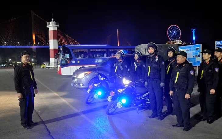 Cảnh sát cơ động tuần tra kiểm soát đảm bảo ANTT tại phường Bãi Cháy (TP Hạ Long) tối 30 Tết.