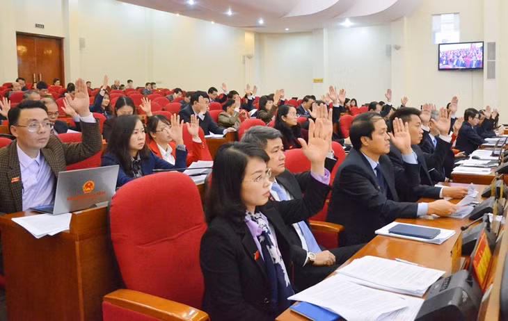 Đại biểu biếu quyết thông qua các nghị quyết trình tại Kỳ họp.