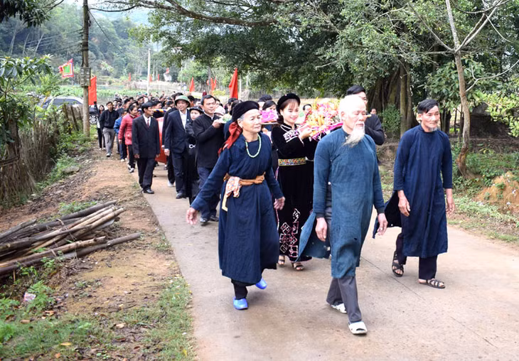Đoàn rước lễ từ Nhà văn hóa Đông Đình ra đình Đông Đình