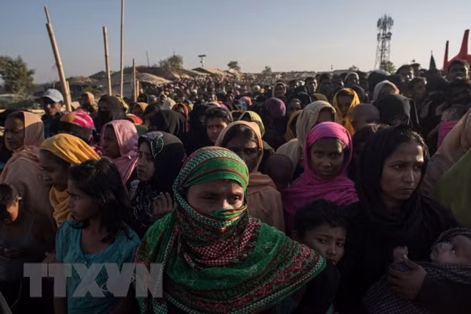 Người tị nạn Hồi giáo Rohingya chờ nhận thực phẩm cứu trợ tại trại tị nạn Kutupalong ở Coxs Bazar, Bangladesh ngày 30/10/2017. (Nguồn: AFP/TTXVN)