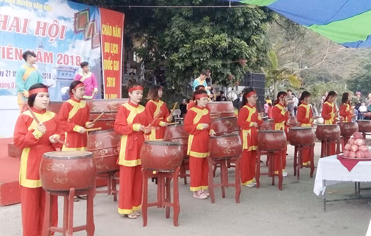 Màn trống hội tại lễ khai mạc. 
