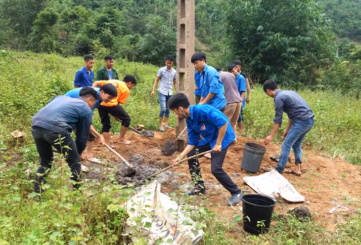 ĐVTN thi công cột điện kéo đường điện dân sinh cho 18 hộ dân tại xóm Khe Kẻn (thôn Tân Ốc II, xã Đồng Sơn, huyện Hoành Bồ)