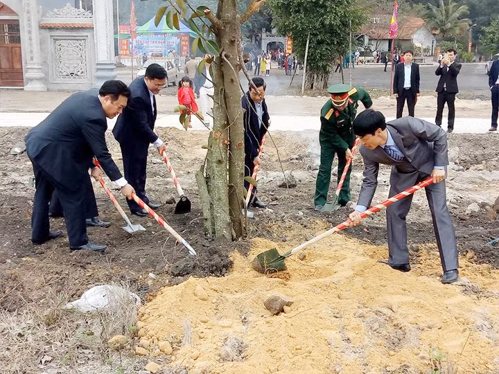 Đồng chí Nguyễn Đức Thành - PCT HĐND Tỉnh cùng lãnh đạo Huyện Vân Đồn và xã Đông Xá trồng cây tại khuôn viên Đền Cặp Tiên