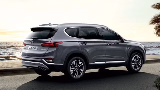 Hyundai Santa Fe 2019 mới chính thức được ra mắt tại thị trường Hàn Quốc hôm nay nhưng đã được nhiều người tiêu dùng tại các quốc gia khác đón nhận nồng nhiệt và chỉ chờ ngày đưa ra thế giới. Những hình ảnh chi tiết về mẫu xe này vẫn không nhiều và xe cũng không được trình làng quá rầm rộ tại quê nhà.
