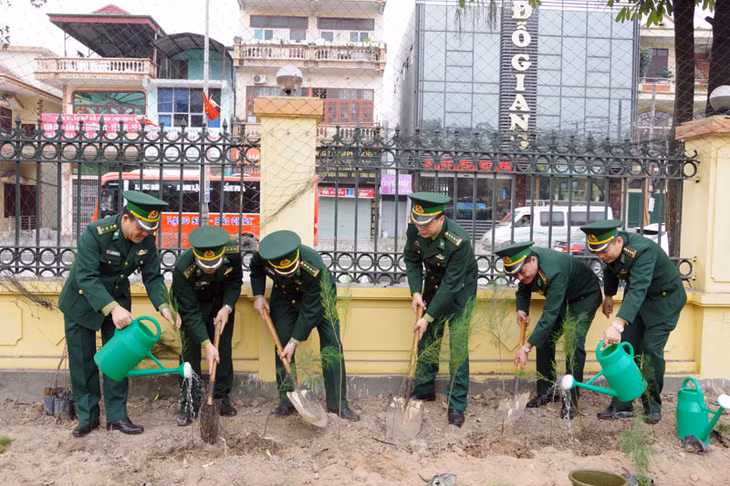 Lãnh đạo Bộ đội Biên phòng tỉnh trồng cây tại trụ sở Bộ Chỉ huy