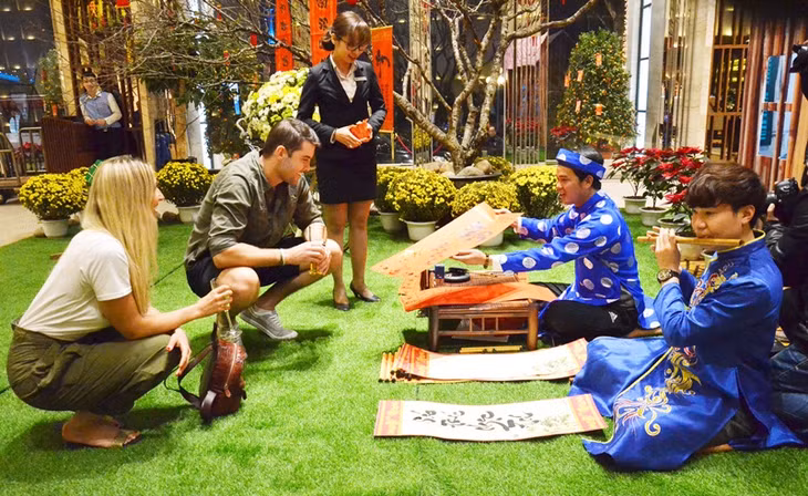 Khách sạn Wyndham Legend Hạ Long biểu diễn các tiết mục văn hoá dân gian, phục vụ du khách đêm giao thừa.