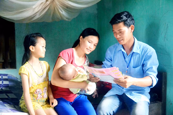 Từ trung tâm thị trấn Cái Rồng, chúng tôi đi chừng 12km tới xã Bình Dân. Xã có 325 hộ/1.459 nhân khẩu; trong đó có 98% là dân tộc Sán Dìu, 2% là dân tộc Kinh, Dao, Tày, Hoa. Đón chúng tôi, anh Long Văn Sáng, cán bộ chuyên trách dân số xã Bình Dân, cho biết: “Xã có 5 thôn, trong đó 2 thôn xa nhất là Đồng Giọng, Đồng Cống. Đường đi đến 2 thôn này hiện vẫn là đường rừng, phải đi bộ. Vì thế, mỗi lần tôi vào đó vận động người dân thực hiện các chính sách dân số gặp rất nhiều khó khăn...”. Đa phần người dân xã là người dân tộc thiểu số, trình độ nhận thức chưa cao; mới có 178 người áp dụng biện pháp tránh thai hiện đại. 