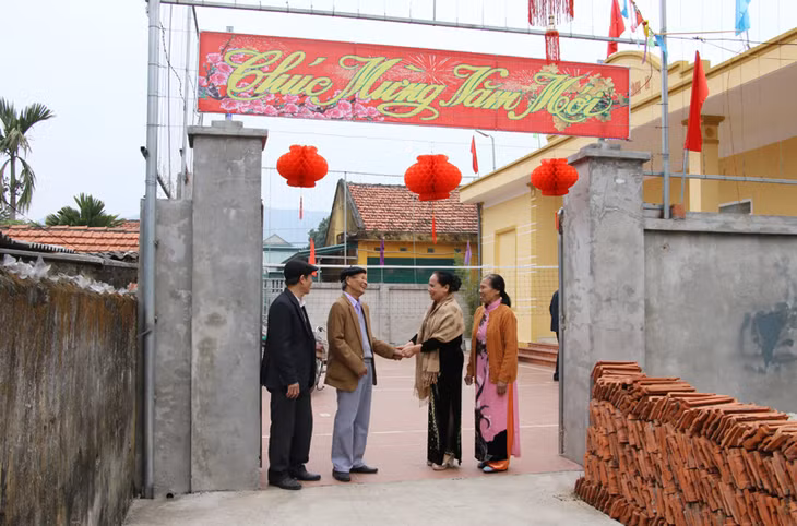 Mọi người dân khu phố cùng chia sẻ niềm vui hân hoan đón Tết đầu tiên trong nhà văn hóa mới.