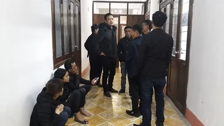 Người nhà bệnh nhân yêu cầu bệnh viện làm rõ trách nhiệm kíp trực. Ảnh: PV