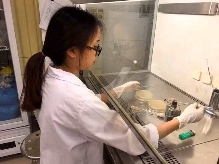 Mai Anh trong phòng thí nghiệm công nghệ sinh học- vi sinh của trường ĐH Sư phạm Hà Nội