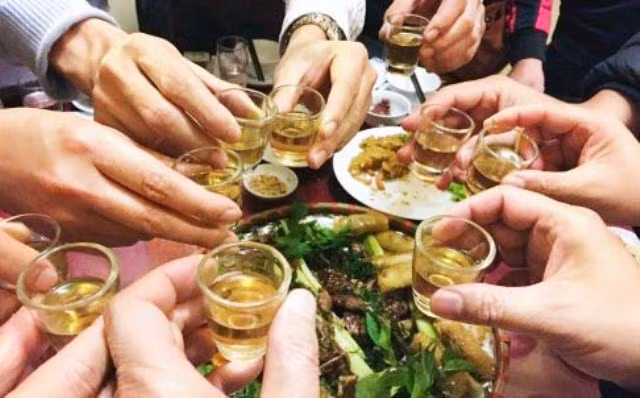 Cơ quan chức năng đã không ngừng tuyên truyền về tác hại của rượu bia, tuy nhiên mới đến ngày mùng 2 Tết đã có 388 trường hợp nhập viện vì ngộ độc rượu