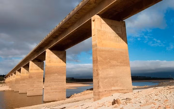  Nước cạn kiệt tại Đập Theewaterskloof thuộc tỉnh West Cape, nơi có thủ đô Cape Town của Nam Phi. 