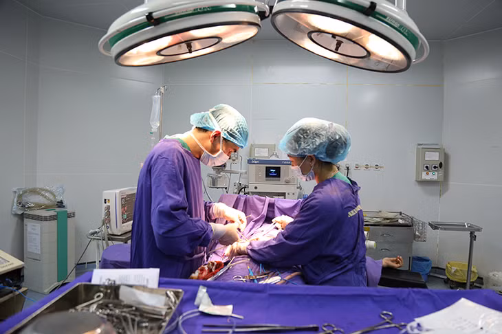 Bác sĩ Phạm Việt Hùng, Trưởng khoa Ngoại tiến hành mổ thoát vị bẹn cho bệnh nhân vào tối mùng 4 Tết.