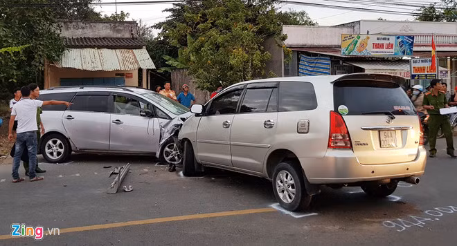 Một cảnh sát cho biết ít nhất 9 người đã được đưa đi cấp cứu sau tai nạn.