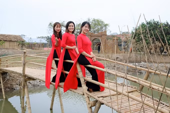 ...tạo dáng trên chiếc cầu tre.
