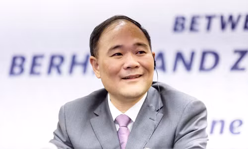 Ông Li Shufu hiện sở hữu khối tài sản trị giá 16,6 tỷ USD, theo Forbes. Ảnh: Bloomberg