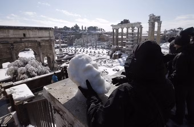 Nhiều du khách từ khắp nơi trên thế giới đến Rome mà không ngờ họ có cơ hội thấy khung cảnh tuyết rơi tuyệt đẹp trên thành phố cổ. Một nữ du khách đến từ Utah, Mỹ chia sẻ: "Dù quen với tuyết, tôi vẫn rất thích khung cảnh này, thật tuyệt diệu. Tôi không hề thấy phiền phức mà tận hưởng từng giây phút ở đây".
