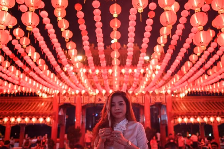 Người dân Trung Quốc sinh sống tại Kuala Lumpur đi lễ chùa đầu năm.