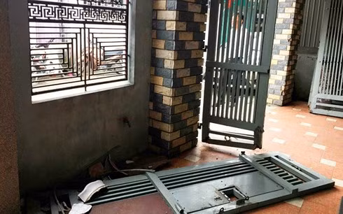 Sau khi đâm sập cổng nhà, Đ. vào trong nhà nổ mìn ở khu vực cầu thang, sau đó lên tầng 2 châm lửa đốt.