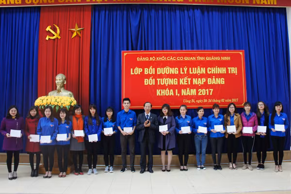 Đảng bộ khối các cơ quan tỉnh trao chứng nhận cho các học viên của Trường Đại học Hạ Long tại Lớp bồi dưỡng lý luận chính trị đối tượng kết nạp Đảng khóa 1, năm 2017