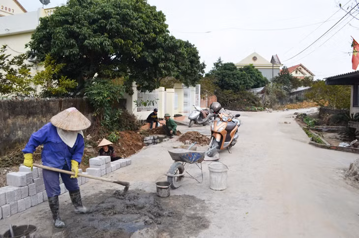 Người dân tham gia ngày công xây dựng, chỉnh trang tuyến đường liên xóm Cột Cờ-Sinh Đồ, thôn Phúc Thị, xã Việt Dân.