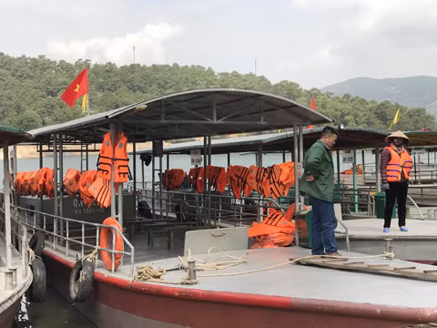 Các chủ phương tiện đò tại Chùa Lôi Âm đã trang bị áo phao và phao cứu sinh để đảm bảo an toàn khi tham gia vận chuyển hành khách 
