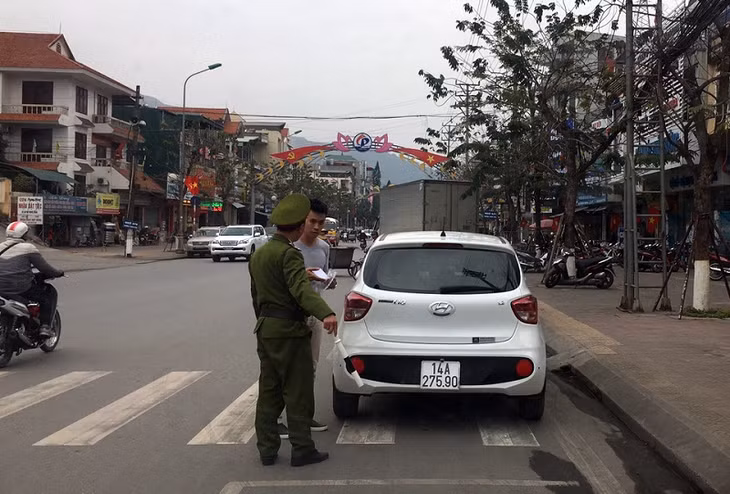 Cảnh sát trật tự cơ động Công an TP Cẩm Phả nhắc nhở người điều khiển phương tiện giao thông trên địa bàn chấp hành nghiêm quy định về TTATGT, TTĐT tại địa phương.
