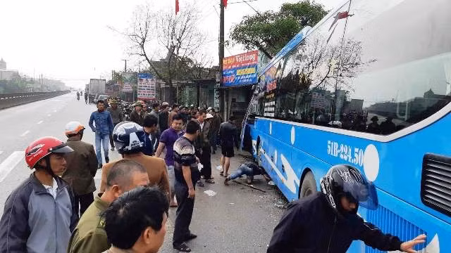 Vụ TNGT xảy ra khoảng 6 giờ 30 phút, ngày 27-2, thuộc địa phận xã Cẩm Lộc (Cẩm Xuyên, Hà Tĩnh) giữa xe khách BKS 51B - 224.50 với xe container BKS 77R – 00890, khiến phụ xe khách tử vong và hai lái xe bị thương nặng.